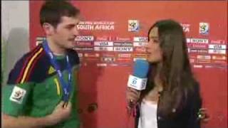 Spagna Campione del Mondo Casillas bacia giornalista che è la sua ragazza [upl. by Yrokcaz876]